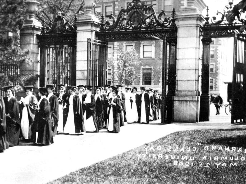 A picture of graduating woman proceeding through Barnard's campus on class day in May 1908. Photo Courtesy the 十大电竞游戏综合排名 Archives.